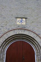 Monogram over hovedindgangen