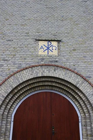 Monogram over hovedindgangen