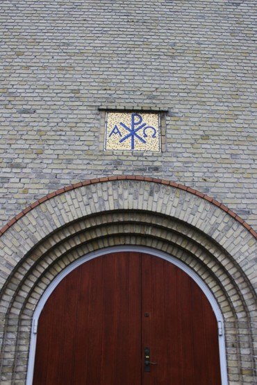Monogram over hovedindgangen