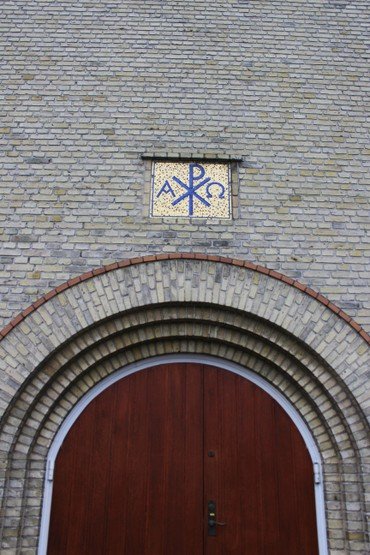 Monogram over hovedindgangen