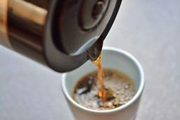 Der hældes kaffe op i en kaffekop