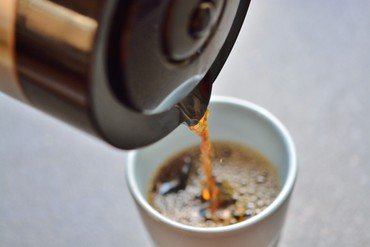 Kaffe hældes op i kaffekop