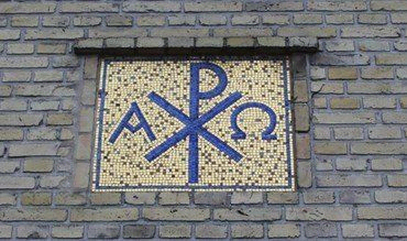 Monogram over hovedindgangen