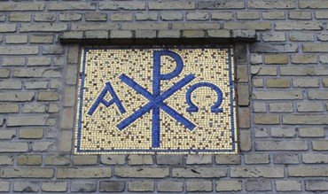 Monogram over hovedindgangen